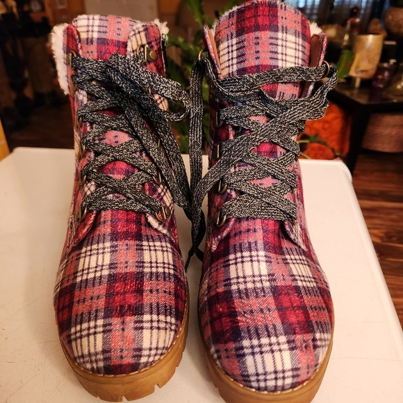 Red Plaid boots - Picture 4 of 8
